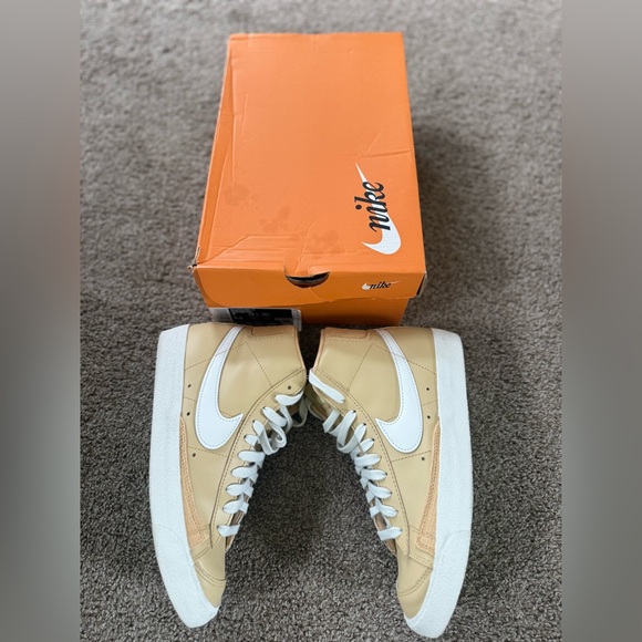Nike Blazer Mid '77 Sneaker‎ Sesame Summit White DD9679-200 Womens Size 7 - Picture 1 of 4